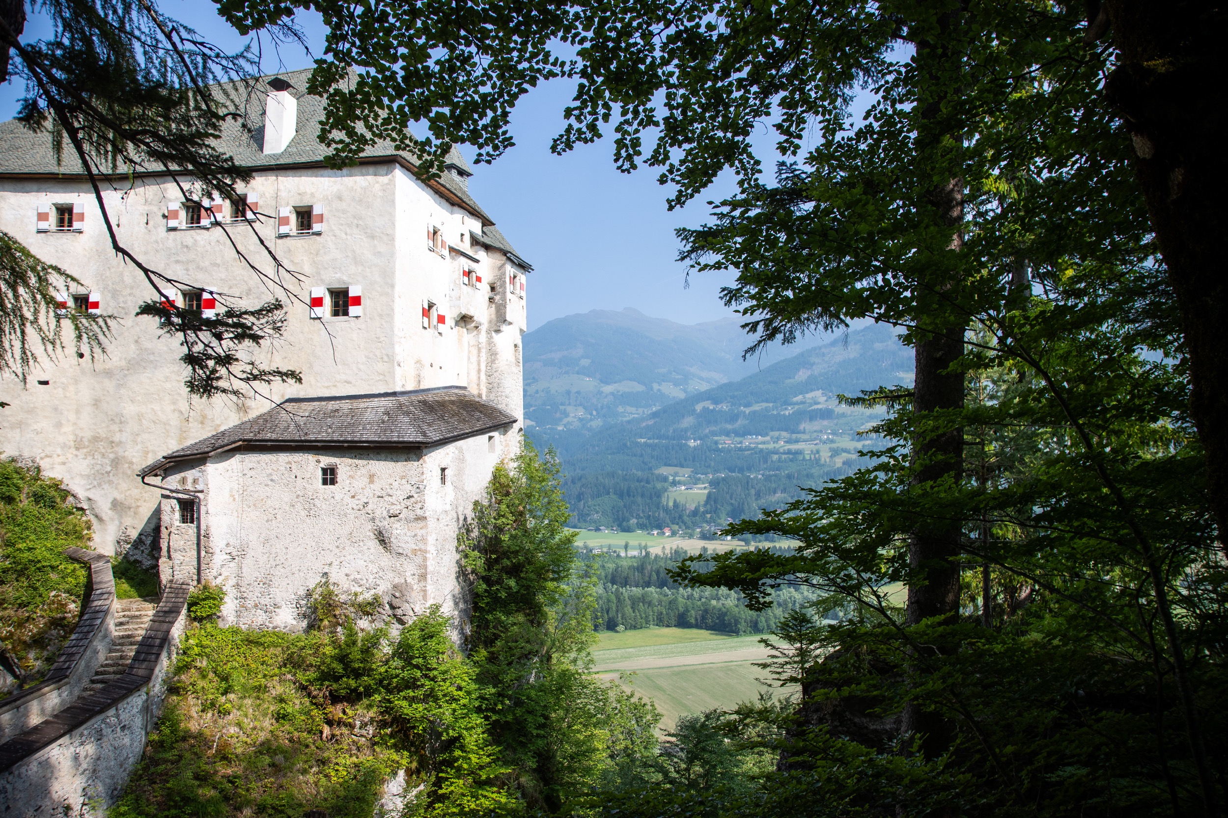 Schloss Stein Drautal Aussenansicht des Schlosses Aufgang Sonnenlicht