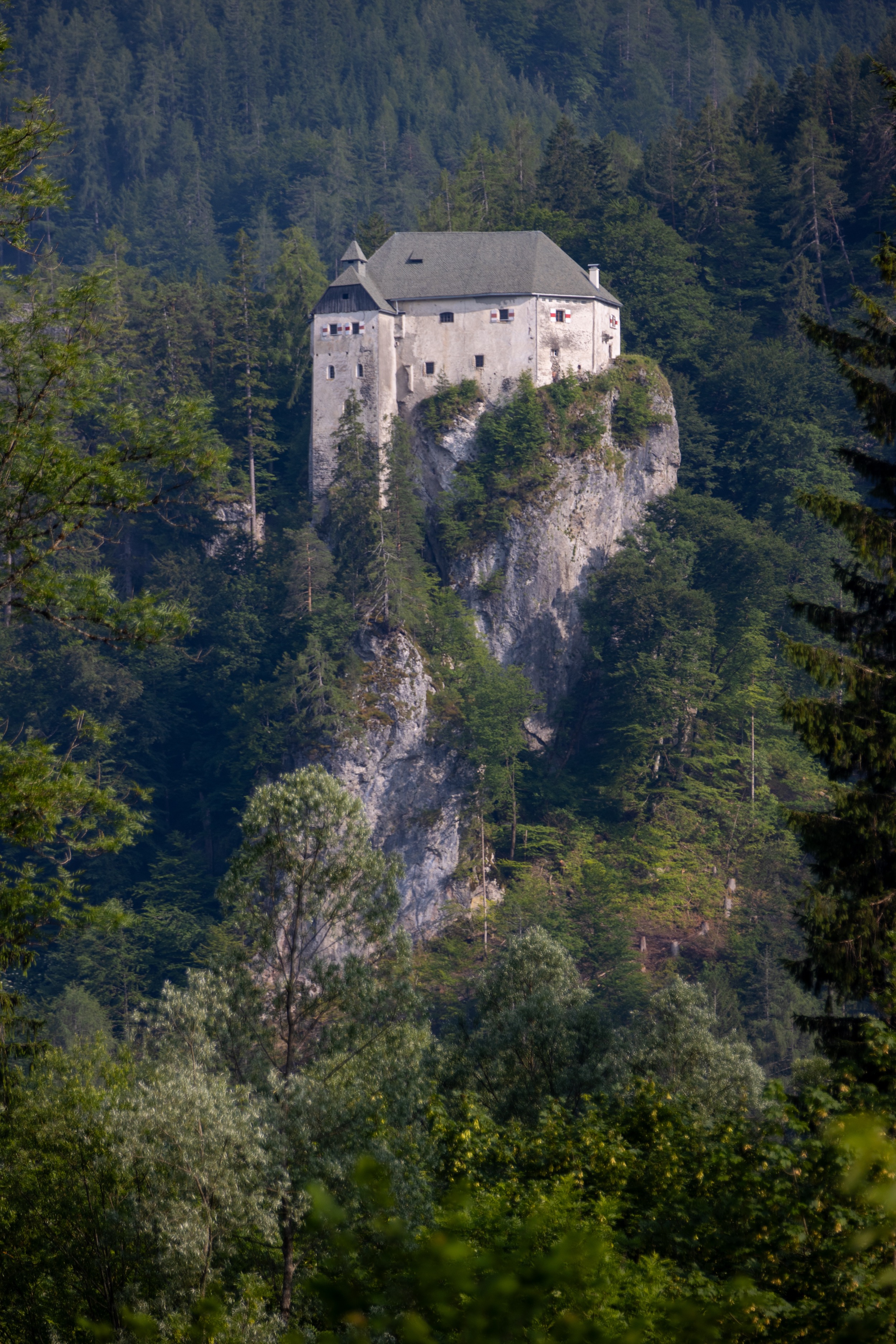 Schloss-Stein-Drautal-Aussenansicht-des-Schlosses-Drautal-Region-1
