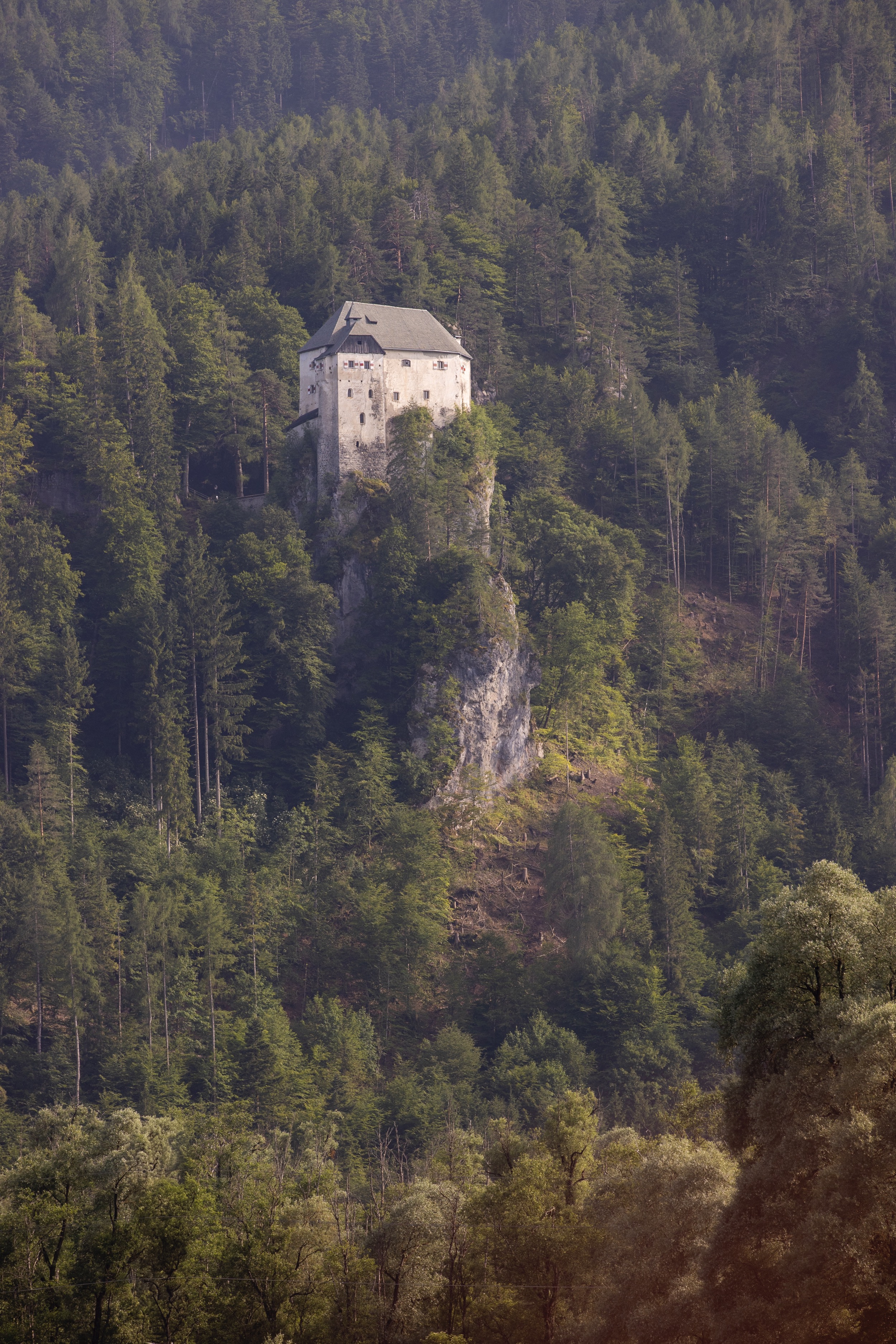 Schloss-Stein-Drautal-Aussenansicht-des-Schlosses-Drautal-Region-2