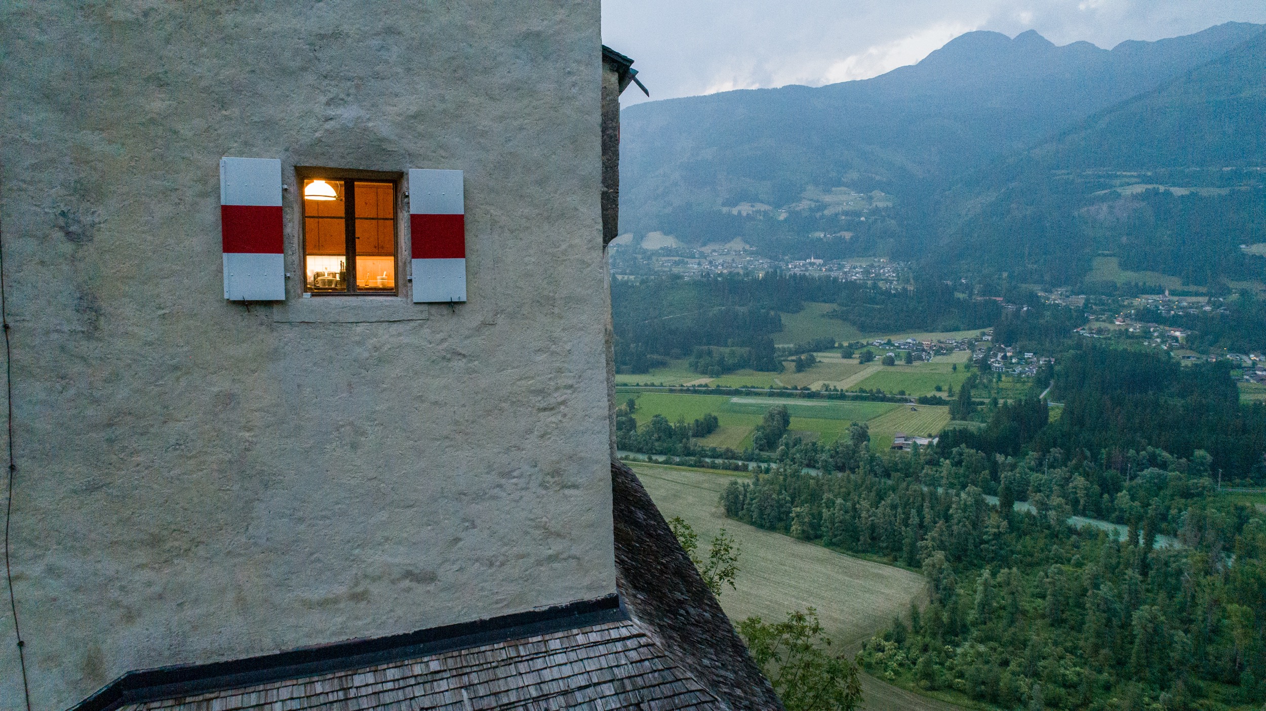 Schloss Stein Drautal Aussenansicht des Schlosses Fenster abends