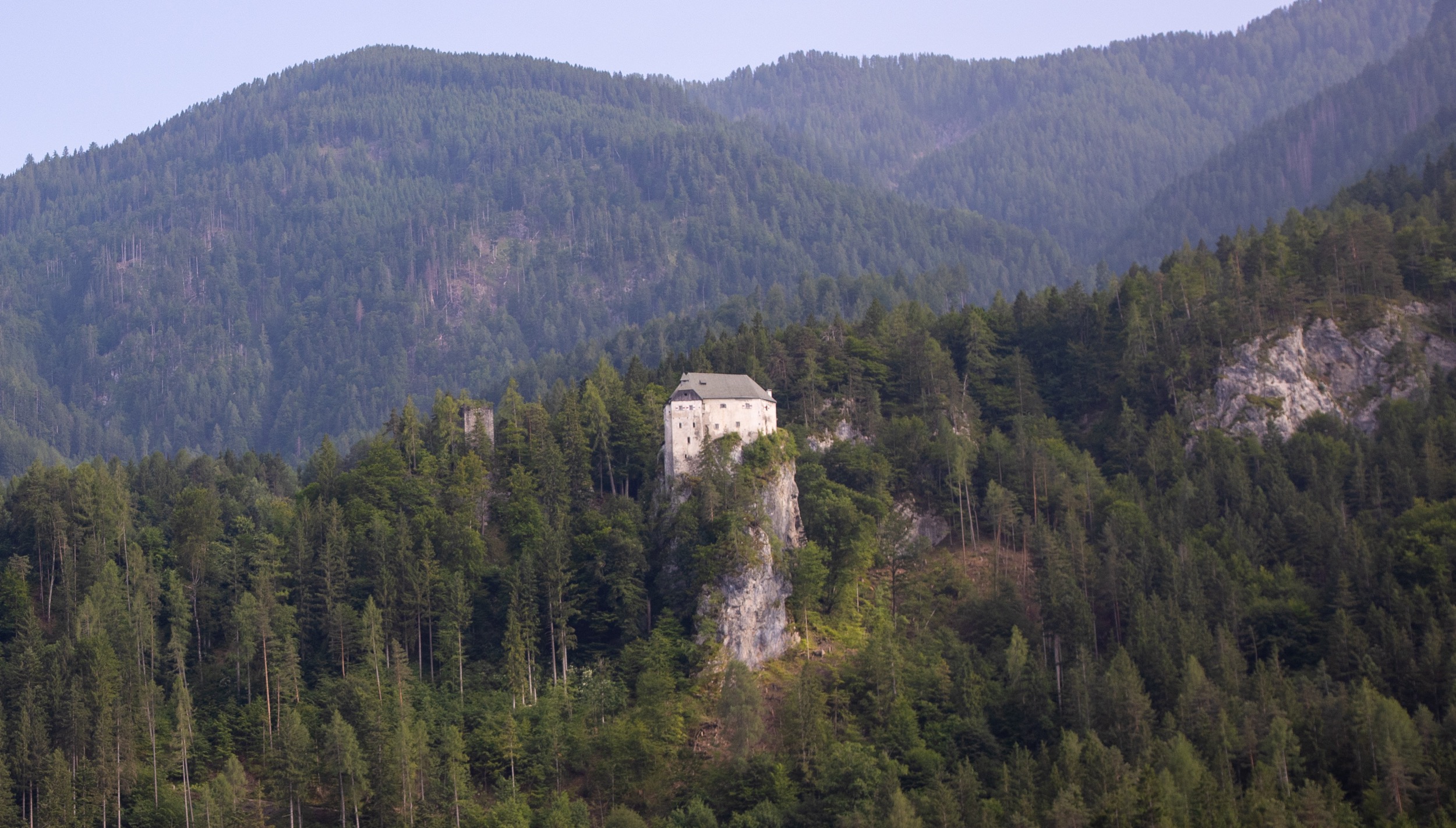 Schloss Stein Drautal Aussenansicht des Schlosses Wald Felsen 2