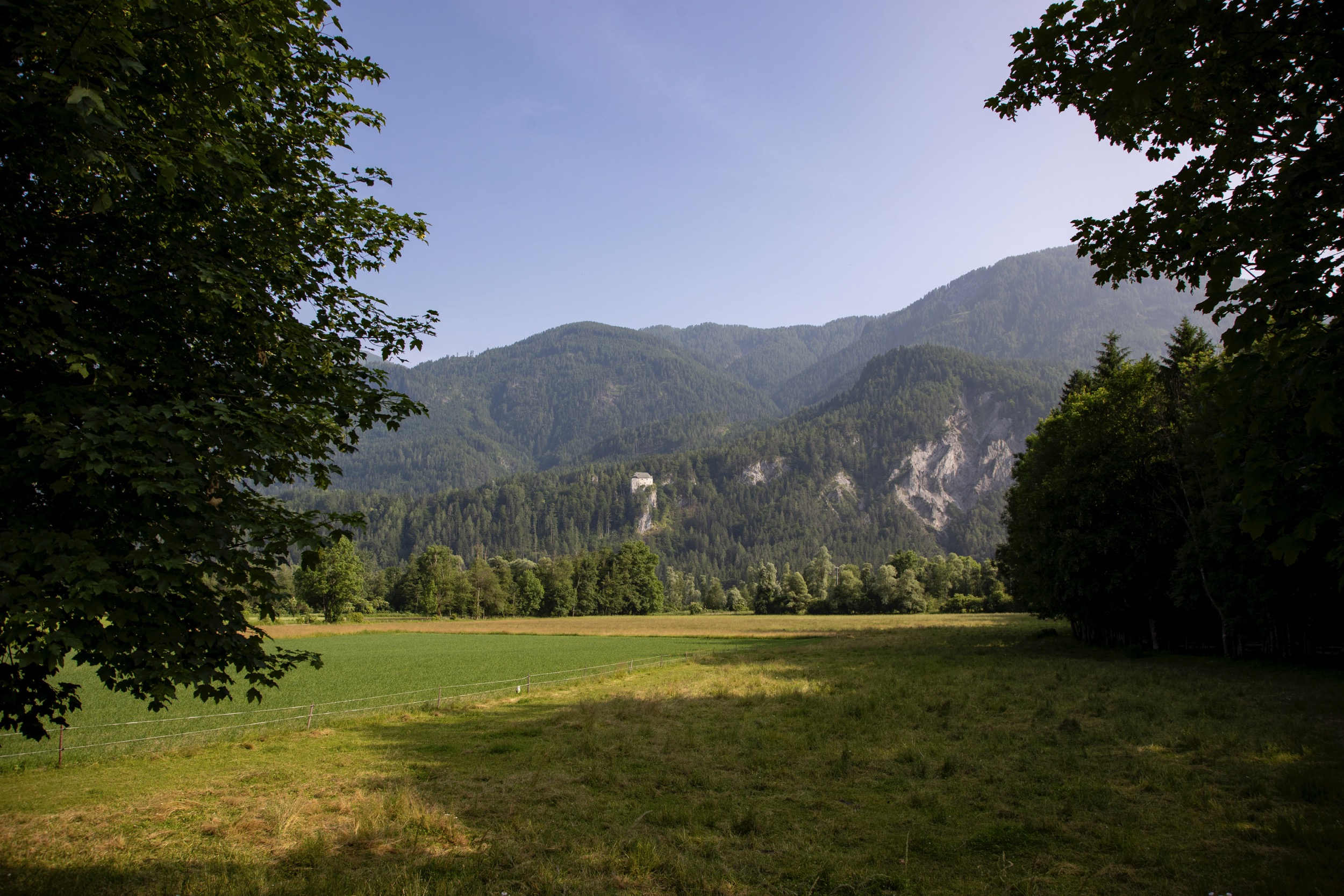 Schloss Stein Drautal Aussenansicht des Schlosses aus dem drautal