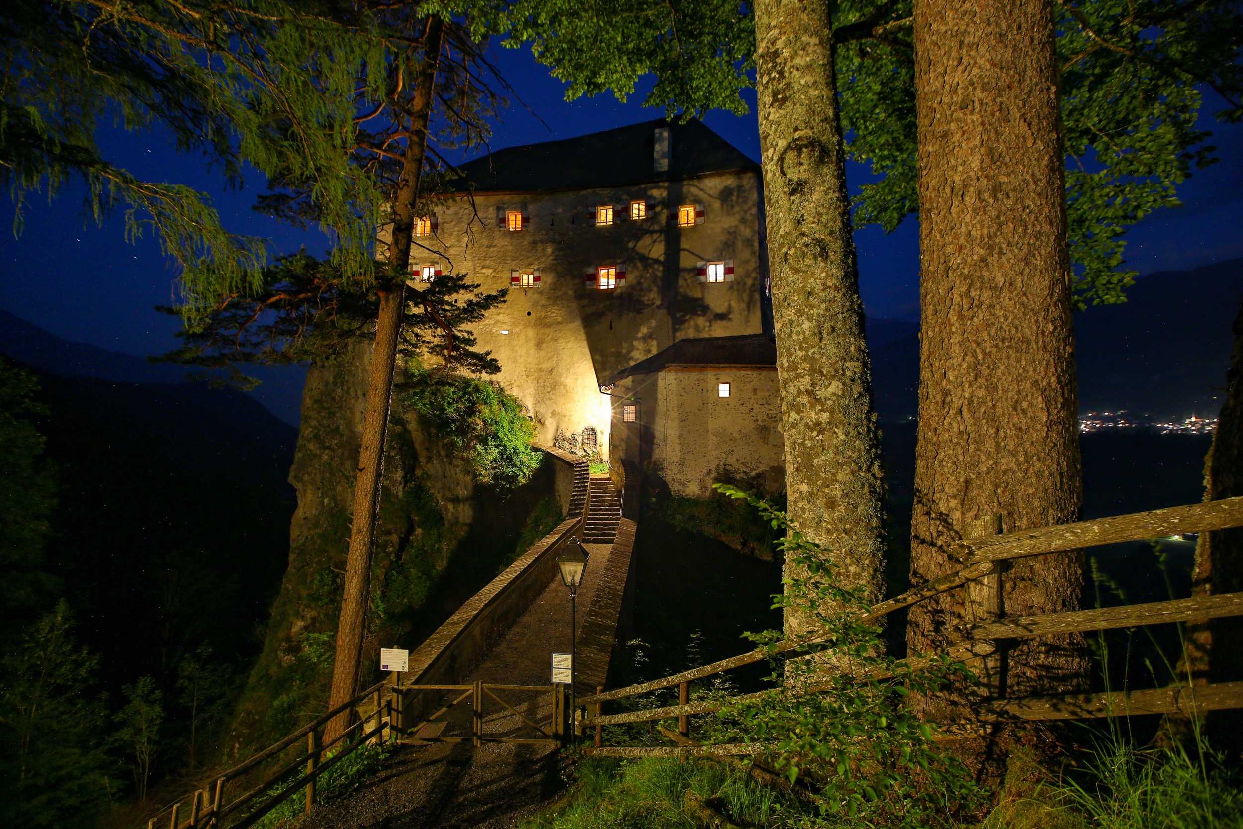 Schloss Stein Drautal Aussenansicht des Schlosses bei Nacht leuchtende Fenster