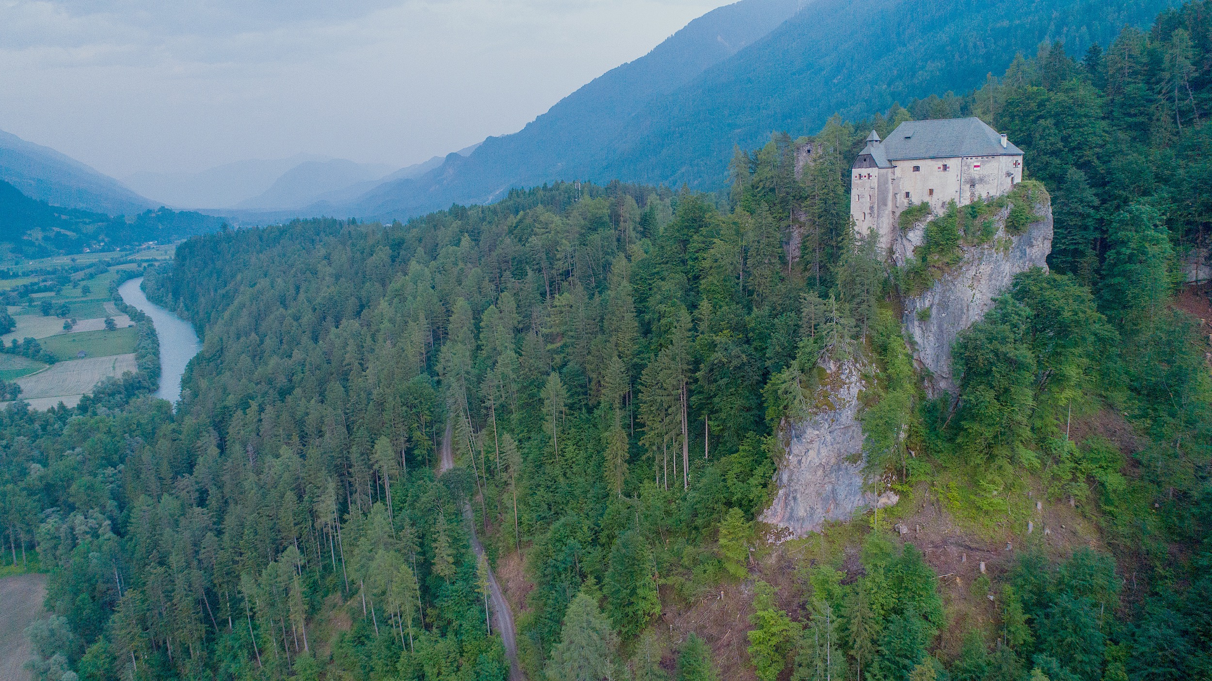 Schloss Stein Drautal Aussenansicht des Schlosses dronenaufnahme