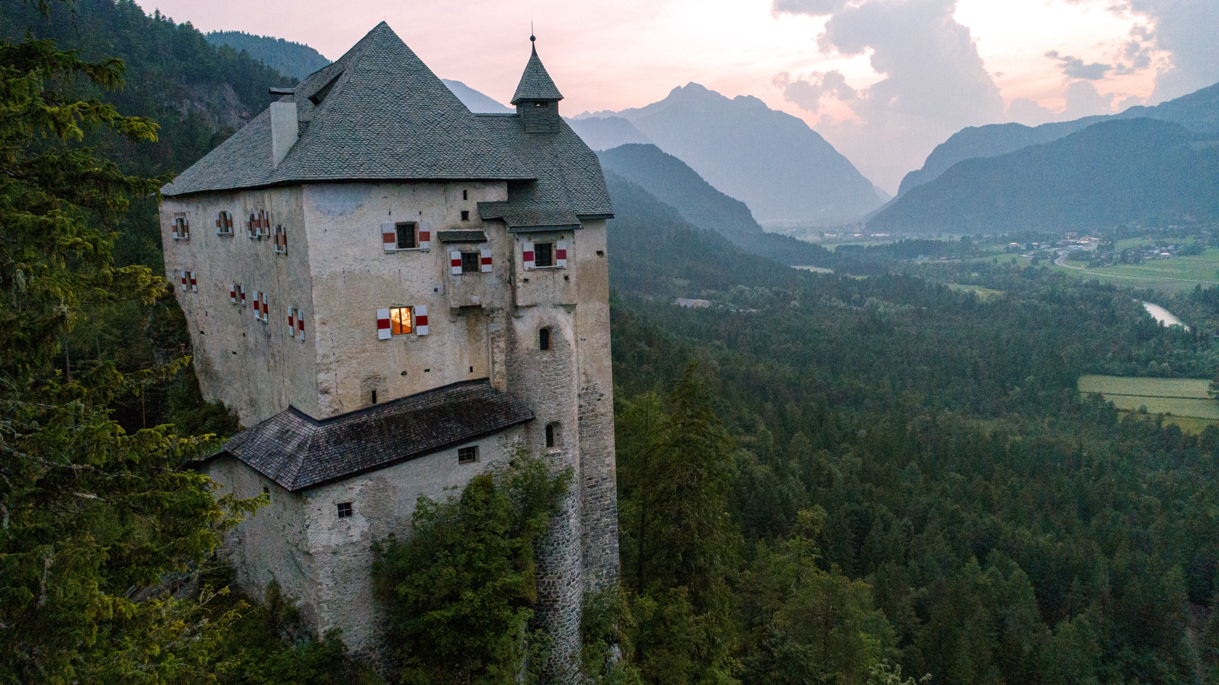 Schloss Stein Drautal Aussenansicht des Schlosses sonnenuntergang