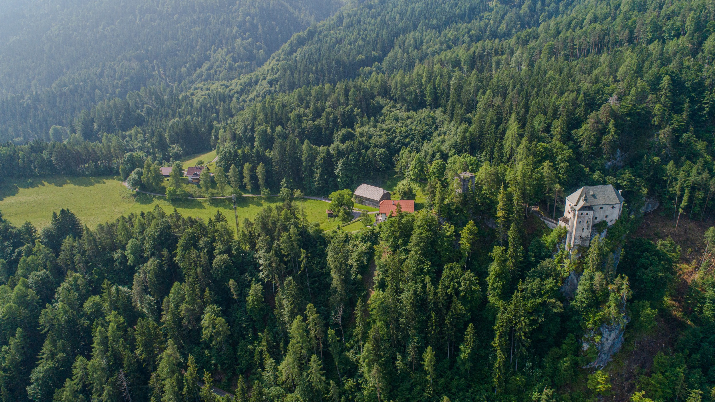 Schloss Stein Drautal Aussenansicht des Schlosses und Forsthaus Drone
