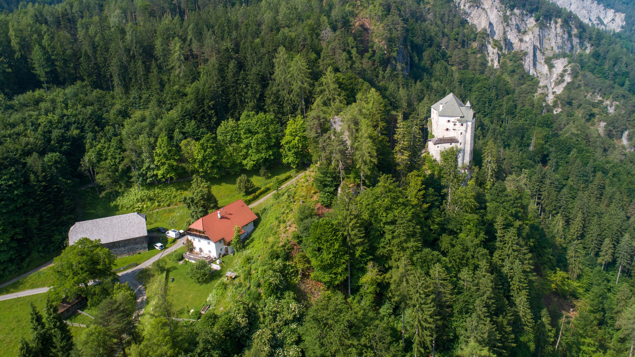 Schloss Stein Drautal Aussenansicht des Schlosses und Forsthaus