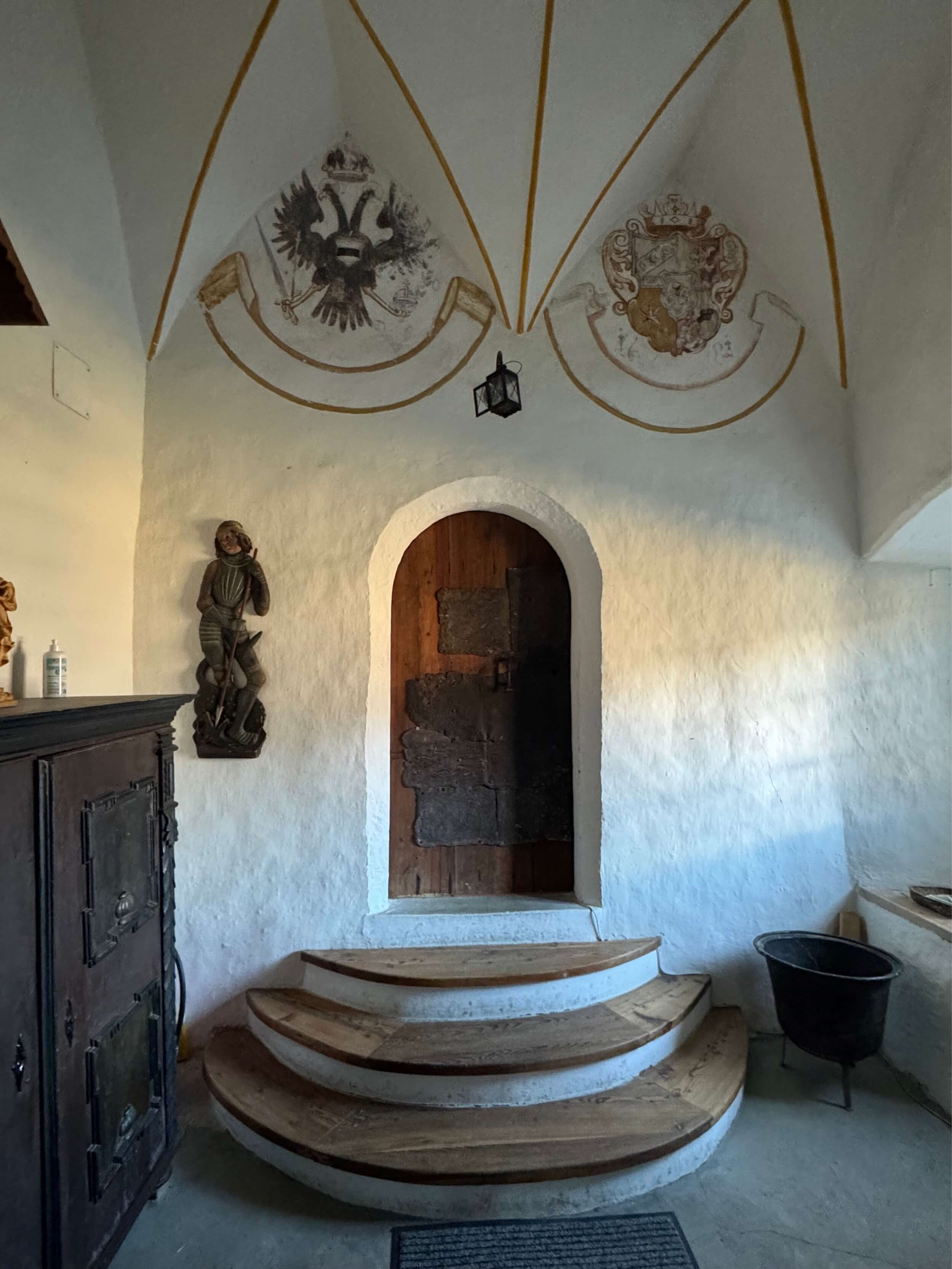 Schloss-Stein-Drautal-Eingang-vor-Kapelle