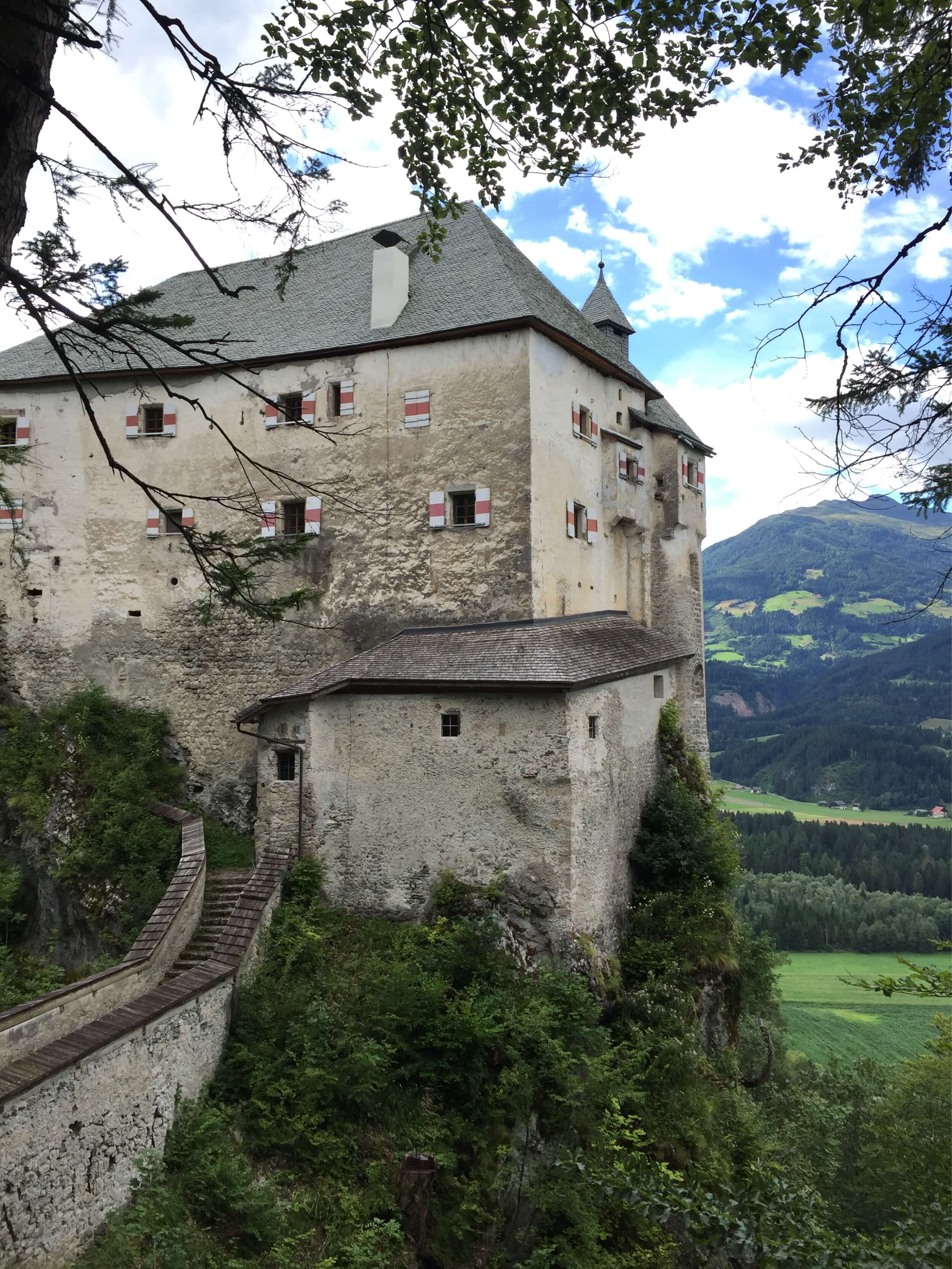 Schloss-Stein-Drautal-Schloss-aussen-vom-Turm
